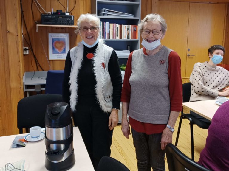 FASTE BAKERE TIL HYGGETREFF: Oddveig Westby og Reidun Enger har i alle år sørget for kaffe og noe attåt til hyggetreffene. Daglig leder, Trine Fjeldstad Kazemba i bakgrunnen. FOTO: Line Larsen