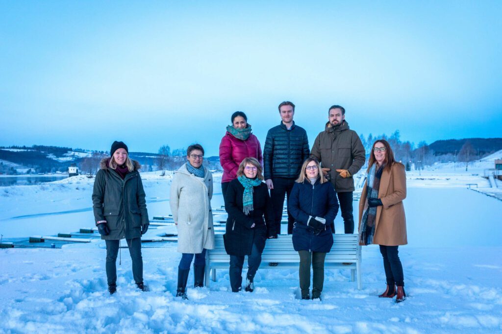 LA DEG INSPIRERE: Bak f.v. gründerne Sara Mondavi, Joakim Hoholm og Ola Glærum Kleppe. Foran f.v. Mari Hulleberg, Hanne Østby Velure, Heidi T. Karlsen, Berte S. Helgestad og Lill D. Larssen. FOTO: Ringsaker kommune