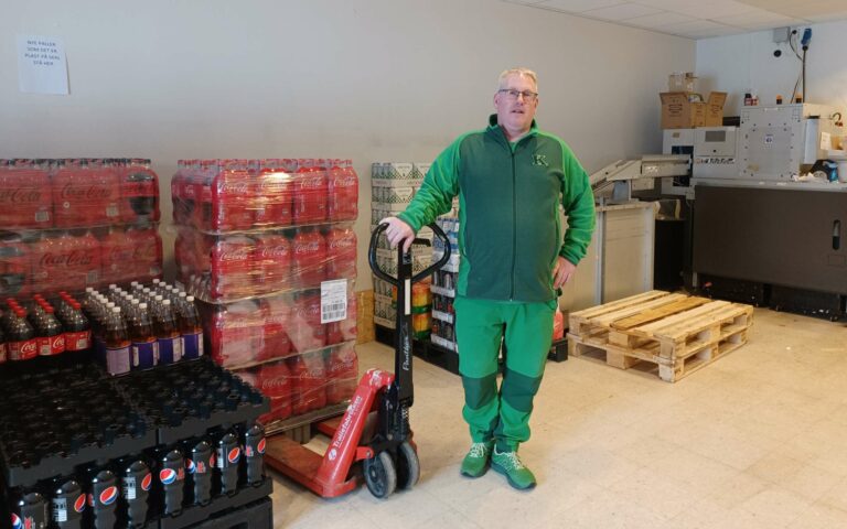 ENDELIG: Etter planlegging og forsinkelser i ett år, kan Tommy endelig dele nyheten om at butikken skal pusses opp. FOTO: Line Larsen