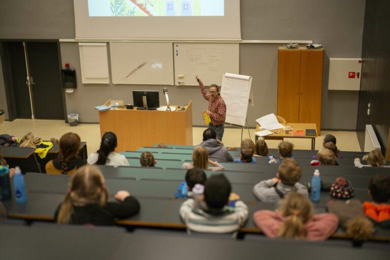 VELDIG SPENNENDE: Årets skolestartere fulgte nøye med når Bjørn F Rørvik fortalte fra sine bøker. FOTO: Marius Græsbye