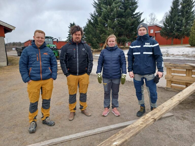 VIL HA MED FLERE: I helgen var det HedOpp, konkurranse mellom Bygdeungdomslag fra Hedmark og Oppland. Styret i Løten Bygdeungdomslag, Jørgen Lauritsen, Lars Martin Ottesen, Karianne Odden og Hans Petter Odden, var både arrangør og dommere for helgens tevling. De håper på flere medlemmer i Løten, og lover ett godt miljø for ungdom. FOTO: Line Larsen