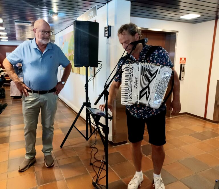 LYDSJEKK FØR FESTEN BEGYNNER: Odd- Arne Bronkebakken og Odd Arne Sørensen sjekker at alt virker, så dansen kan starte. En vellykket tilstelning ved Helsetunet, med både dans og sang. FOTO: Line Larsen