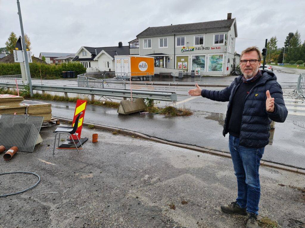 NY MIDLERTIDIG INNKJØRING: Arvid Bratlie peker og forteller at her kommer det ny midlertidig innkjøring fra Hamarsiden til den nye Joker Brenneriroa butikken. Foto: Odd Erland Dalen.