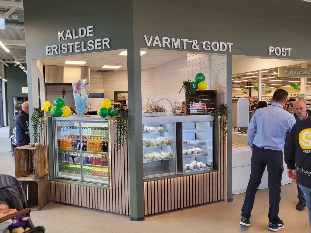 KALDE FRISTELSER OG VARMT OG GODT: Egen avdeling der du får kjøpt masse godt. Foto: Odd Erland Dalen.