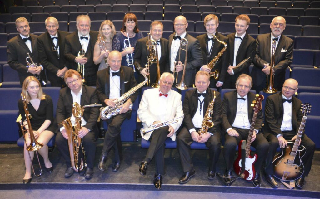 JUBILERER: Løten Storband feirer i år at de har holdt det gående 40 år. Det med konsert i Løten kino. Foto: Privat.