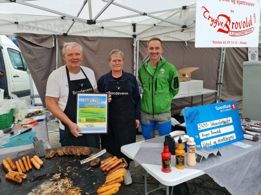 ÅRETS SPEKEMAT: Trygve Brovold AS vant prisen for årets spekemat med sin elgbiff spekepølse. Her ser vi produksjonssjef Morten Bråthen og daglig leder Magni Holøien, som får prisen tildelt av Johan Kirkelund fra Pultost- og Akevittdagene.