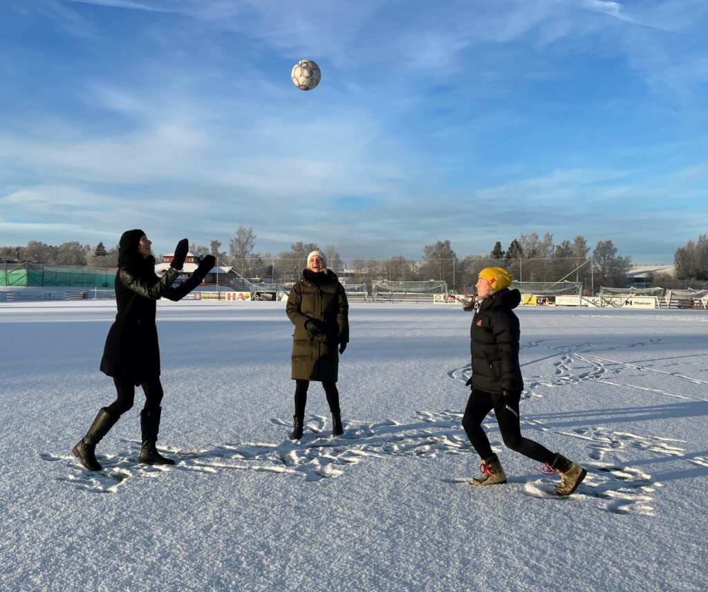 GLEDER SEG: Trine Fjeldstad Kazemba, Hanne Mette Walhovd Paulsen og Emilie Westli Andersen ser stort frem til at BUA åpner i Løten neste sommer. Foto: Løten kommune.