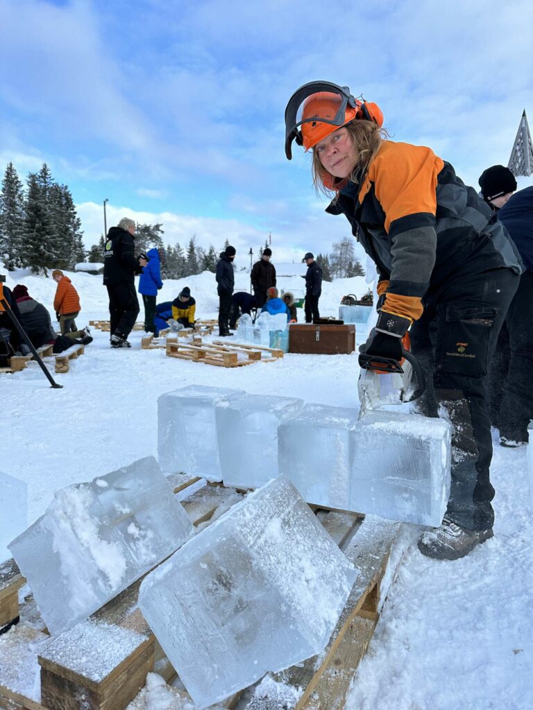 FORPROSJEKT TIL MUNCH VINTERFESTIVAL: Elever fra Løten ungdomskole fikk prøve seg som snø- og iskunstnere under veiledning av proffe kunstnere. Alle foto: Hanne Mette Walhovd Paulsen.