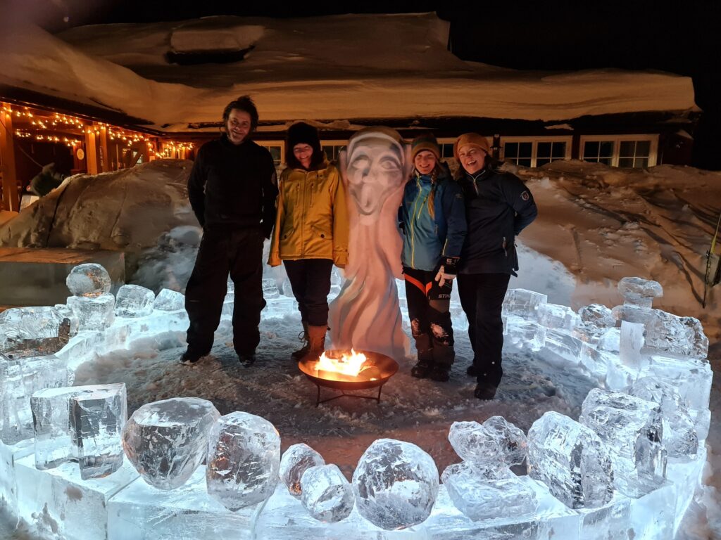 SNØ- OG ISKUNSTNERNE: Stian Antonsen (f.v.), Linda Linchausen, Ida Nove Cannon og Trine Midtsund er glade for igjen å få delta på Munch Vinterfestival oppe på Budor. Foto: Odd Erland Dalen.