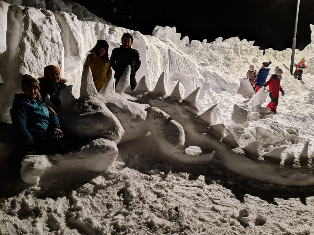 IS- OG SNØKUNSTNERNE: Ida Nove Cannon (f.v.), Trine Midtsund, Linda Linchausen og Stian Antonsen. De to sistnevnte har laget denne skulpturen. Foto: Odd Erland Dalen.