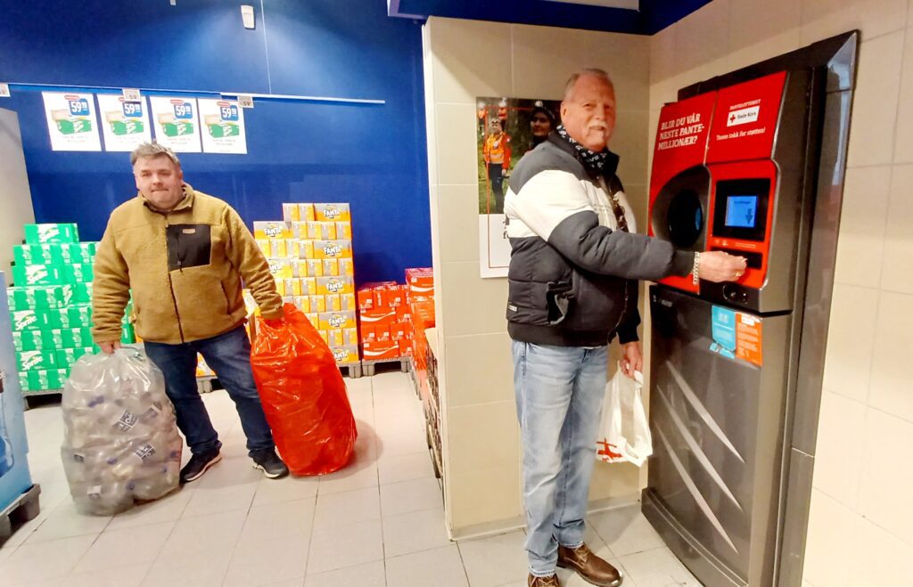 TESTER LYKKEN AV OG TIL: Geir Bråten (til venstre) og Frank Roger Sommerro er trofaste pantere på Rema. Noen ganger tester de lykken i lotteriet, andre ganger bruker de pantelappen til å betale for varer i butikken. FOTO: Line Larsen