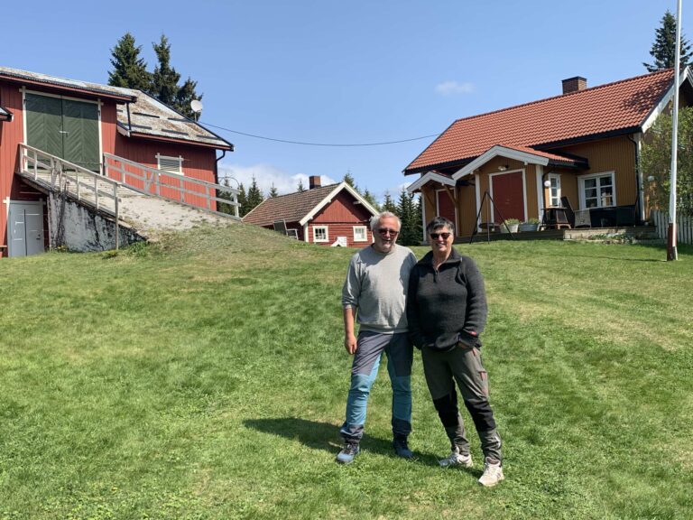 ØNSKER VELKOMMEN: Jon Karlsen og Ingrid Lekve åpner Mattisrud på tradisjonelt vis om sommeren. Nå er sauene på veg til beite, og snart blir det åpen gård hver søndag. Alle foto: Astrid Refsahl.