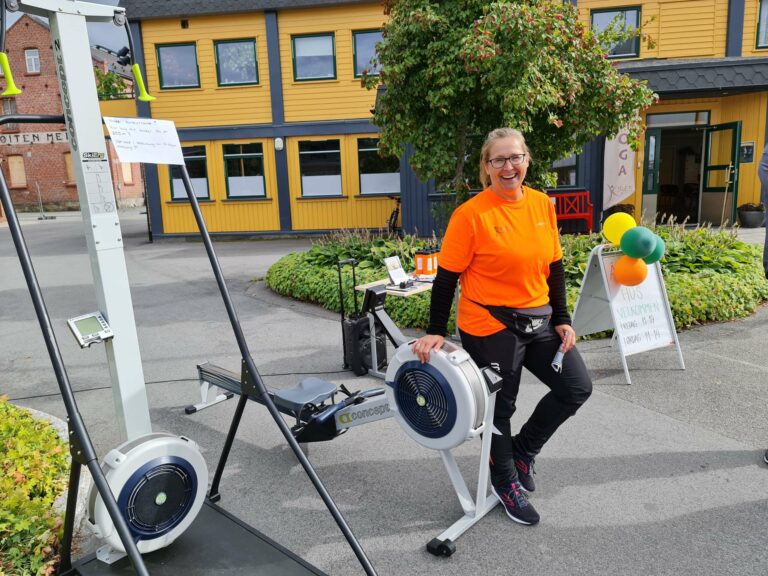 STARTER LØRDAGEN: Kristin Kjøs og flere andre instruktører fra Tren Løten er på plass lørdag morgen for litt morgentrim ved hovedscena.