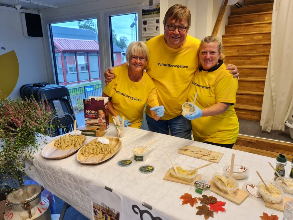 BYR PÅ PULTOST: Smaksprøver hører selvsagt med da Pultostbevegelsen er på plass i Pultostens Hus. Her fra fjorårets utgave av Pultost- og Akevittdagene.