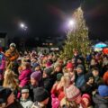 FOLKSOMT I FJOR: Svært mange tok turen til fjorårets julegrantenning i Løten. Slik blir det garantert også 1. desember når grana skal tennes igjen.