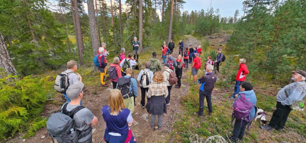 TIRSDAGSTRAMPEN: Mange lærer nye ting om kommunen sin ved å bli med på Tirsdagstrampen i Løten. Foto: Jan Johnsrud