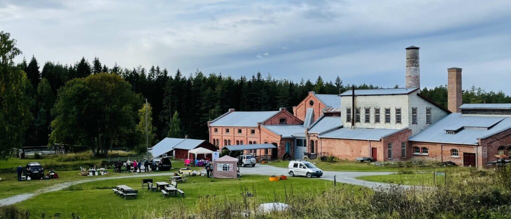 GJENBRUK OG BÆREKRAFT: Ådalsbruk Vel inviterer til Gjenbruksdag på uteområdet ved Klevfos Industrimuseum søndag 1. september klokka 12.00 til 16.00. Foto: Silje Norstrøm.