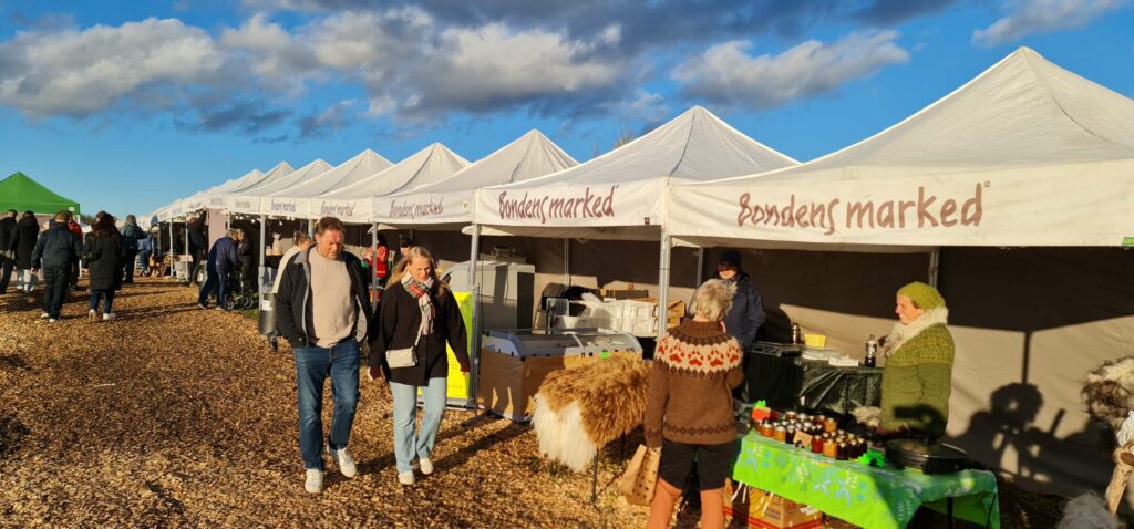 BONDENS MARKED: Mange boder med lokale varer innen mat. Foto: Odd Erland Dalen.