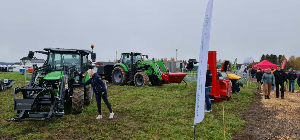 QR-KODE JAKT: Mange var med på leting etter QR-koder for å være med i konkurransen om å vinne fryser med matvarer til en verdi av 100.000 kroner og daglige trekninger av en gris. Foto: Odd Erland Dalen.