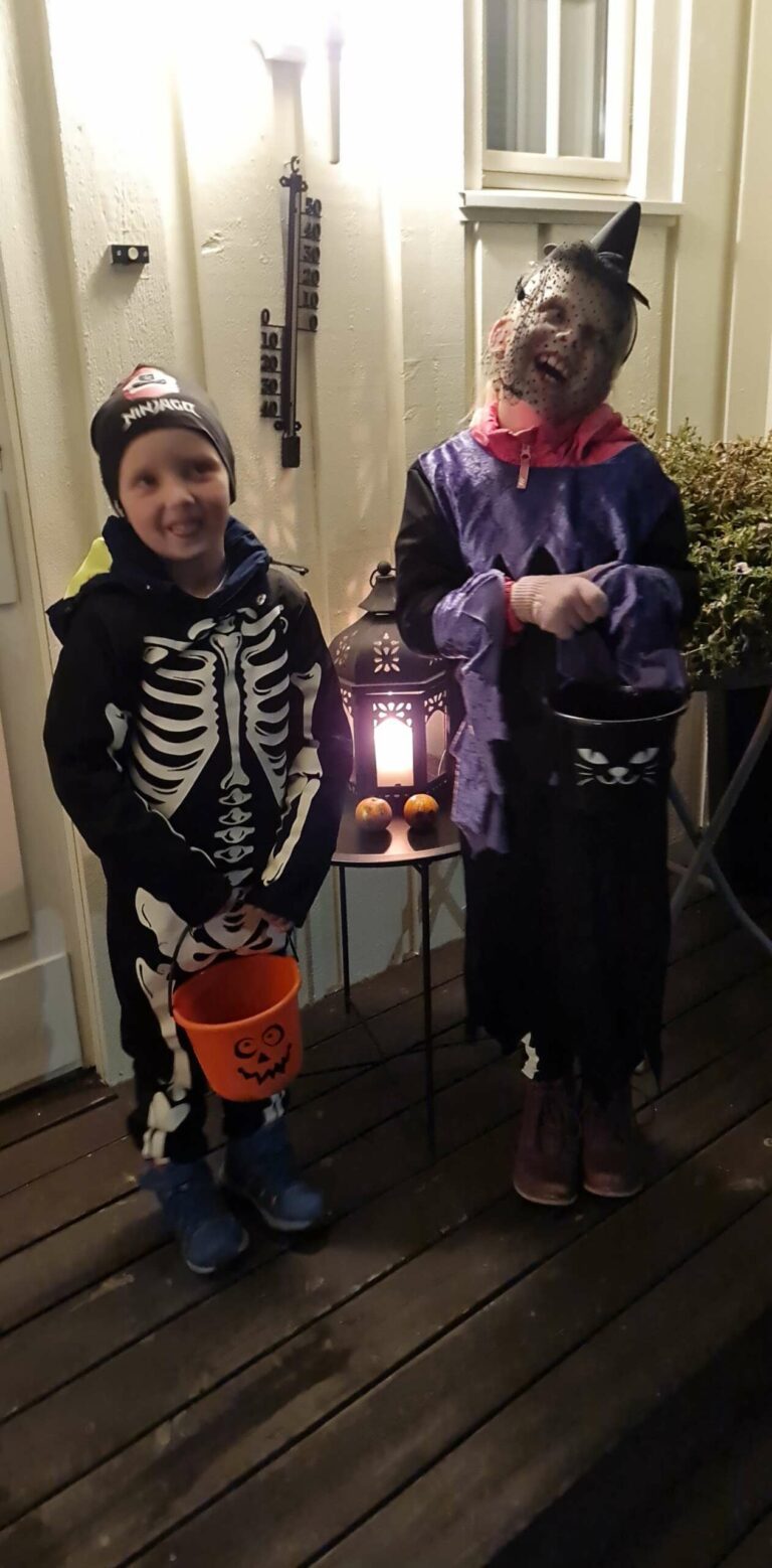 HALLOWEEN: Løten kirke ønsker deg velkommen til et småskummelt kirkebesøk torsdag 31. oktober kl. 17.00. Foto: Privat.